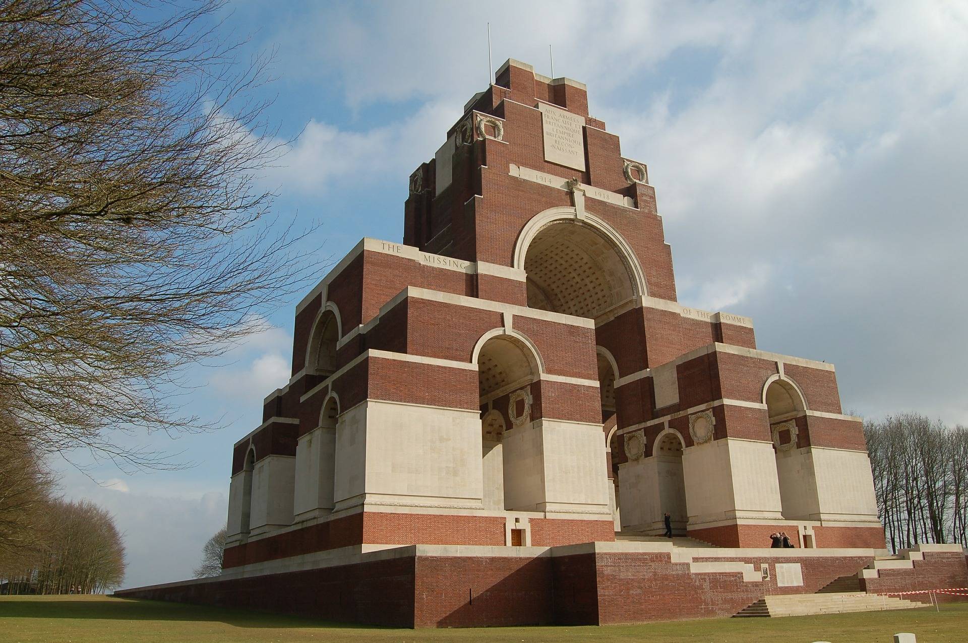 /www.aklander.co.uk/image/catalog/1 thiepval-447531_1920