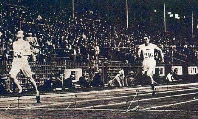 Eric Liddell competing in race