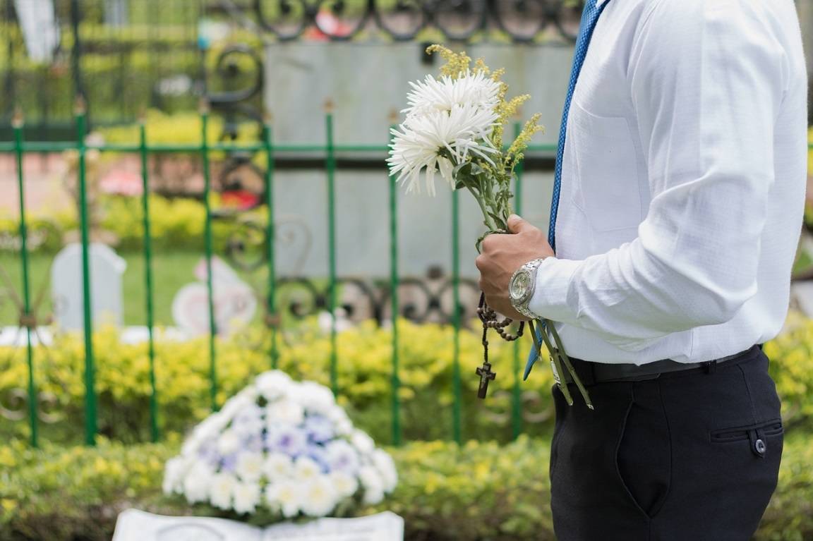 What should I do if I can’t attend the funeral
