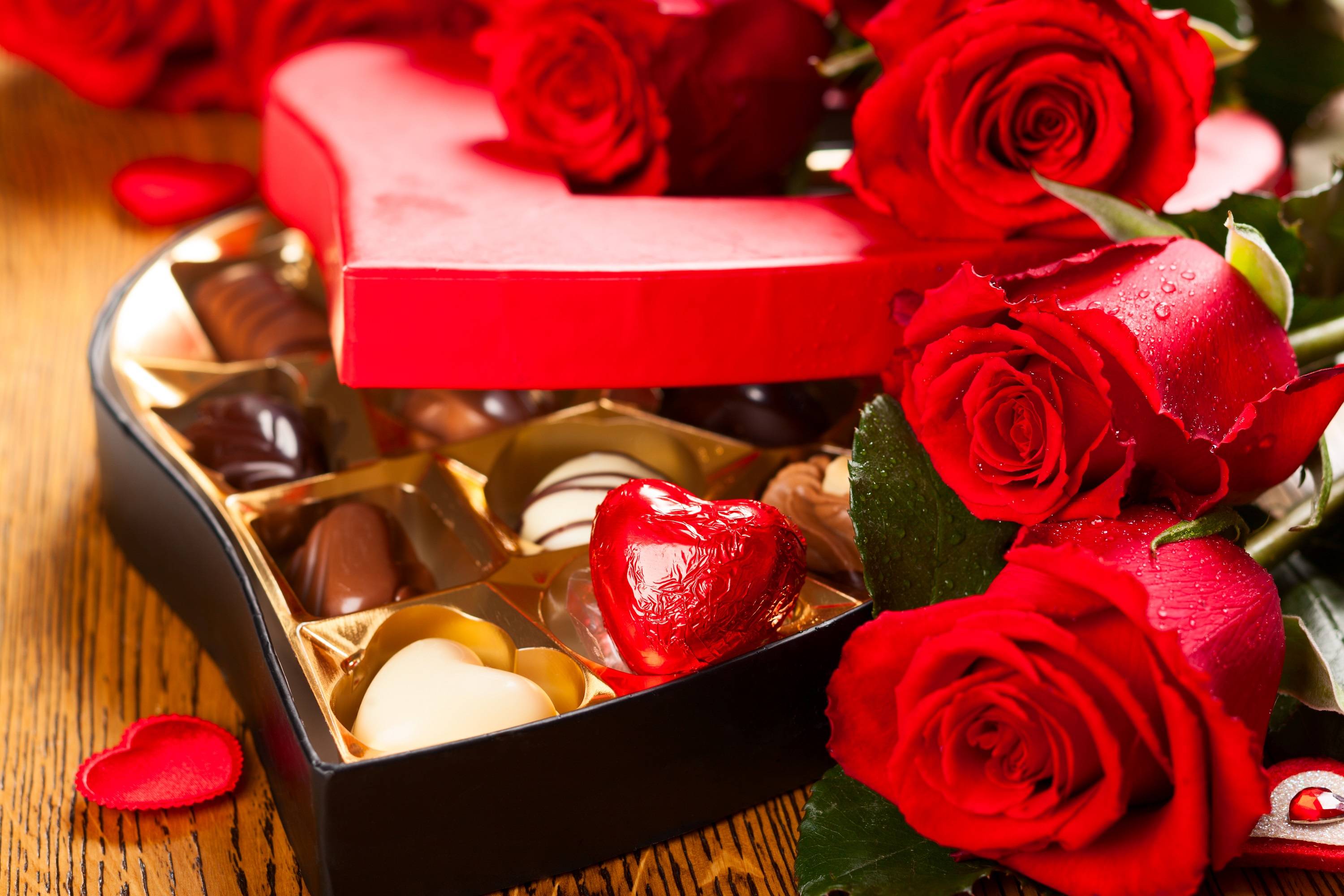 Red roses and chocolates for Valentines day